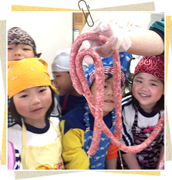 写真:ソーセージを手作りしている様子。